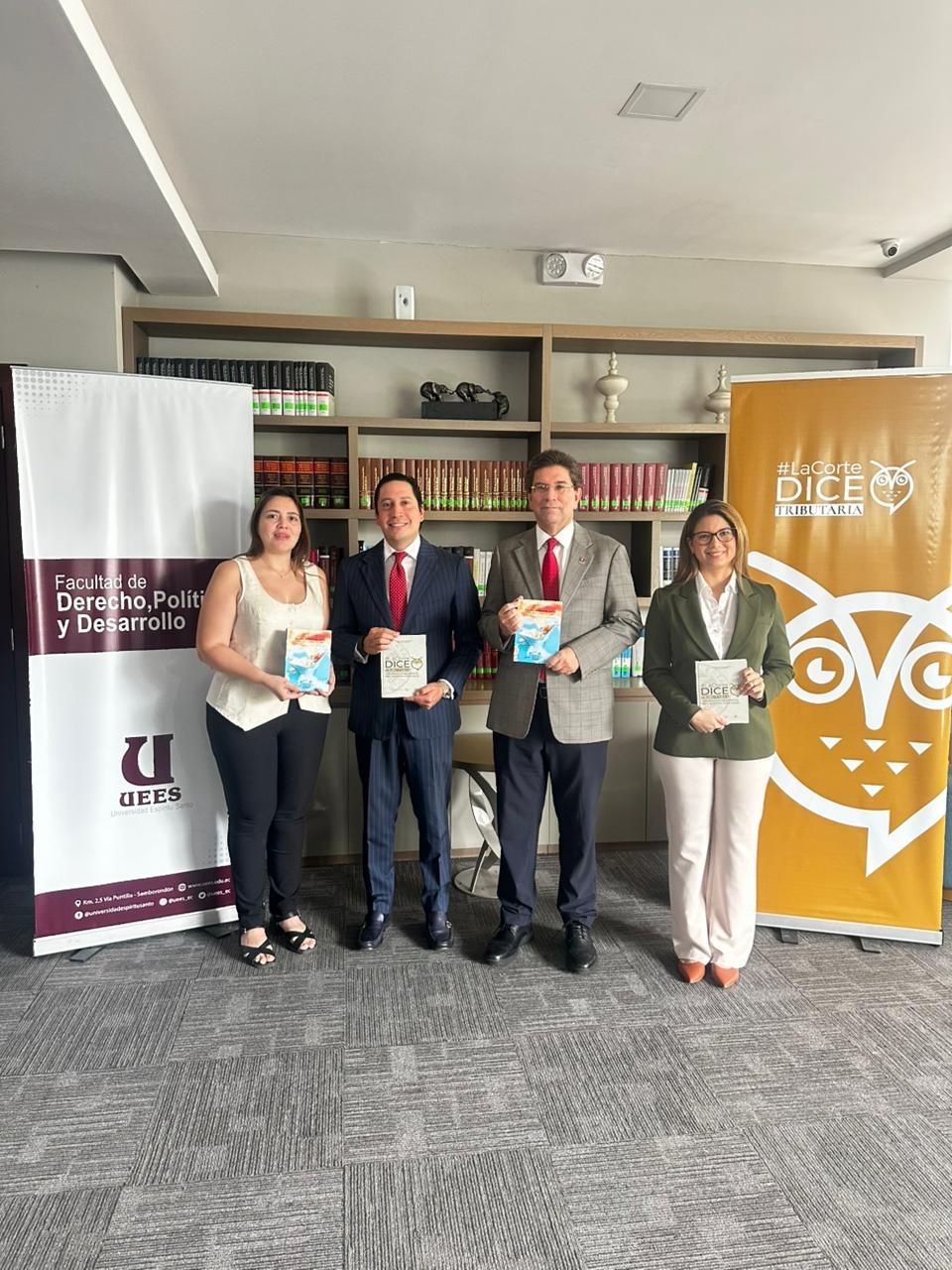 Universidad Espíritu Santo recibe donación de obras especializadas de #LaCorteDiceTributaria