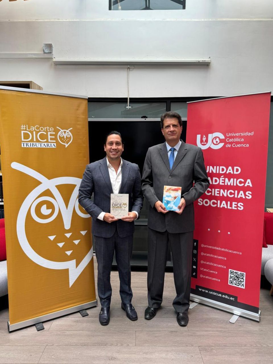 Donación de libros de #LaCorteDiceTributaria a la Universidad Católica de Cuenca
